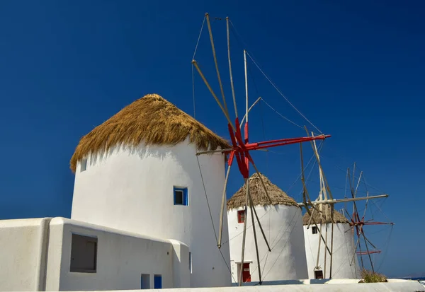 Yunanistan Mykonos Kentindeki Ikonik Tarihi Rüzgar Değirmenleri — Stok fotoğraf