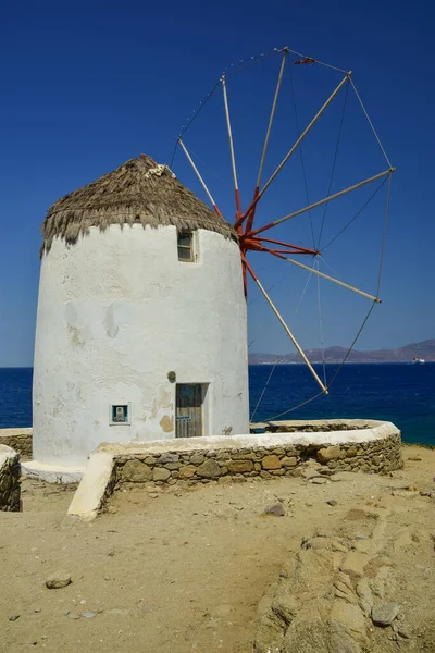 ギリシャのミコノス島にある象徴的な歴史的風車 — ストック写真