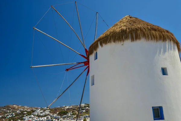 ギリシャのミコノス島にある象徴的な歴史的風車 — ストック写真