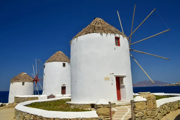 ギリシャのミコノス島にある象徴的な歴史的風車 — ストック写真
