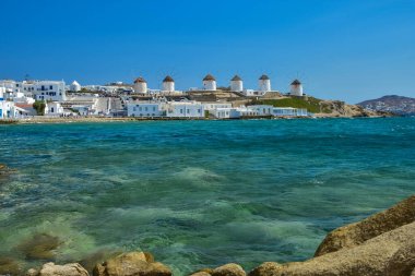 Yunanistan 'ın Mykonos kentindeki ikonik tarihi rüzgar değirmenleri