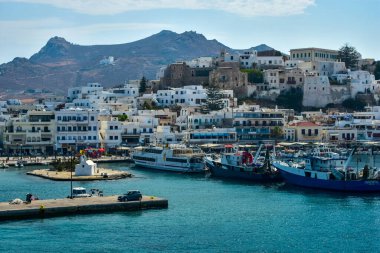 Yunanistan 'ın Ege Denizi kıyısında bir ada olan Naxos Limanı