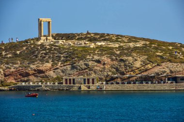 Yunanistan 'ın Naxos kentindeki Apollo Tapınağı' nın girişi