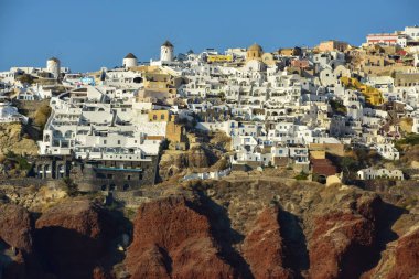 Yunanistan 'ın Santorini adasında turistik bir kasaba olan Oia' nın panoramik manzarası