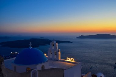 Yunanistan 'ın Santorini adasındaki Üç Çan Kilisesi