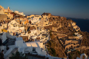 Yunanistan 'ın Santorini adasında turistik bir kasaba olan Oia' nın panoramik manzarası