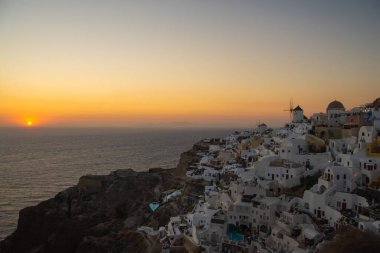 Yunanistan 'ın Santorini adasında turistik bir kasaba olan Oia' nın panoramik manzarası