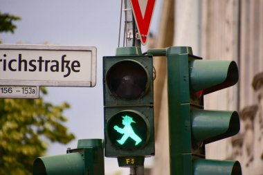 Ampelmnnnchen ya da Berlin 'deki küçük trafik lambası adamları Doğu Almanya' nın kalan özelliklerinden biridir.