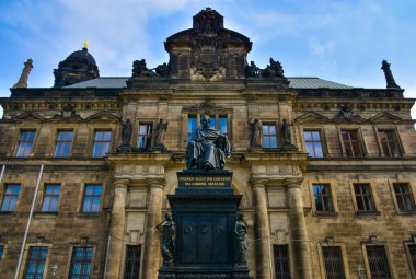 Saksonya Kralı I. Frederick Augustus 'un heykeli, Oberlandesgericht' in önünde ya da Almanya 'nın Dresden kentindeki yüksek sarayda.