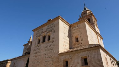 Alhambra İspanya 'nın Granada şehrinde bir saray ve kale kompleksi.