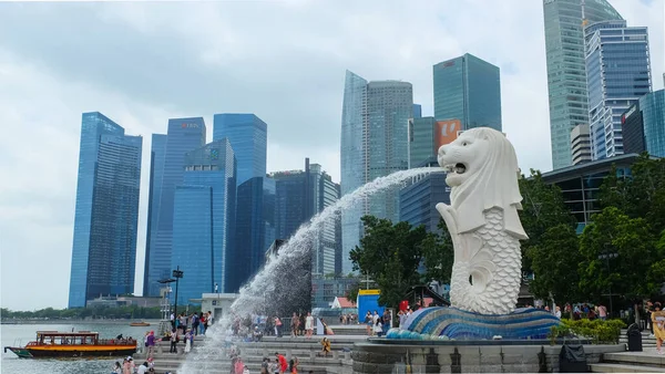 Merlion Símbolo Singapura Com Pano Fundo Dos Arranha Céus Distrito — Fotografia de Stock