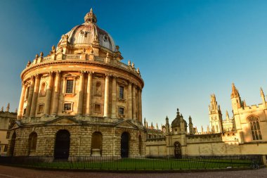 Radcliffe Kamerası Oxford, İngiltere 'de en çok tanınan binalardan biridir. Burası artık Bodleian Kütüphanesi 'nin okuma odası..
