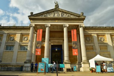 Oxford, İngiltere 'deki Ashmolean Sanat ve Arkeoloji Müzesi' nin ana girişi