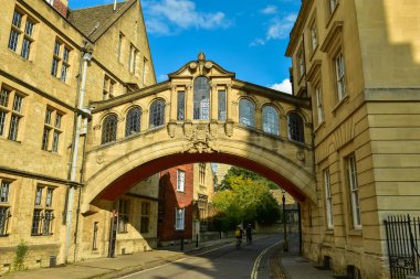 İç Çekiş Köprüsü olarak bilinen Hertford Köprüsü, İngiltere 'nin Oxford şehrindeki Hertford Koleji' nin yeni ve eski binalarına katılır.