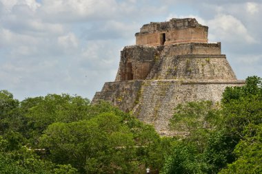 Meksika 'da antik bir Maya şehri olan Uxmal' daki Sihirbazın Piramidi