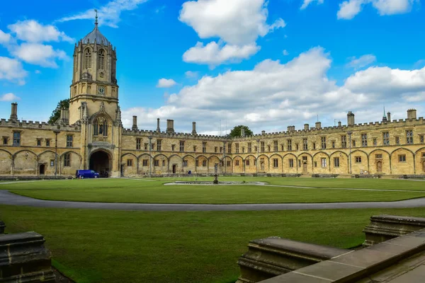 イギリスのオックスフォード大学の構成大学であるクライストチャーチの大四角形 — ストック写真