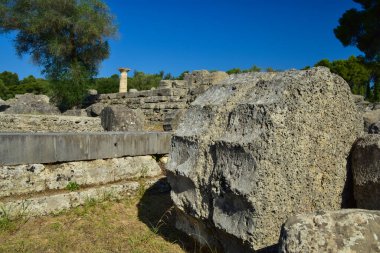 Yunanistan 'ın Antik Olympia kentindeki Zeus Tapınağı bir zamanlar Antik Dünya' nın Yedi Harikası 'ndan biri olan Zeus' un heykeline ev sahipliği yapıyordu.