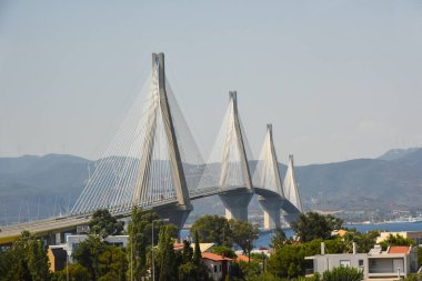 Trikoupis Köprüsü veya Rio-Antirrio Köprüsü Yunanistan 'ın Patras kenti yakınlarındaki Corinth Körfezi' ni geçmektedir.