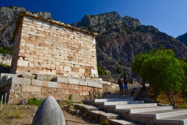 Yunanistan 'ın Antik Delphi kentindeki Göbek ve Atinalı Hazine