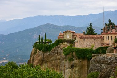 Aziz Stephan Manastırı Yunanistan 'ın Meteora kentindeki kaya oluşumuna tünemiş.