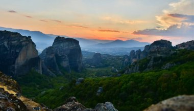 Günbatımında Meteora 'nın panoramik görüntüsü, Yunanistan