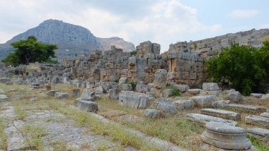 Lechaion Yolu, Lechaion limanını Yunanistan 'ın Antik Korint kentine bağlayan Roma yoludur.