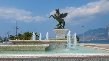 Yunanistan 'ın Korint kentinin amblemi Pegasus Heykeli