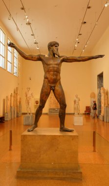 Yunanistan 'ın başkenti Atina' daki Ulusal Arkeoloji Müzesinde Zeus 'un bronz heykeli veya Poseidon