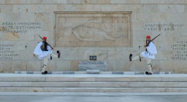 Yunanistan 'ın başkenti Atina' daki Syntagma Meydanı 'ndaki Meclis Binası önündeki Meçhul Asker Mezarı' nda nöbetçi değişimi