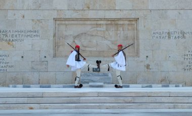 Yunanistan 'ın başkenti Atina' daki Syntagma Meydanı 'ndaki Meclis Binası önündeki Meçhul Asker Mezarı' nda nöbetçi değişimi