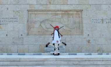 Yunanistan 'ın başkenti Atina' daki Syntagma Meydanı 'ndaki Meclis Binası önündeki Meçhul Asker Mezarı' nda nöbetçi değişimi