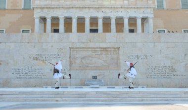 Yunanistan 'ın başkenti Atina' daki Syntagma Meydanı 'ndaki Meclis Binası önündeki Meçhul Asker Mezarı' nda nöbetçi değişimi