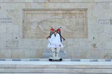 Yunanistan 'ın başkenti Atina' daki Syntagma Meydanı 'ndaki Meclis Binası önündeki Meçhul Asker Mezarı' nda nöbetçi değişimi