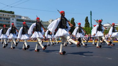 Yunanistan 'ın başkenti Atina' daki Syntagma Meydanı 'ndaki Meclis Binası önündeki Meçhul Asker Mezarı' nda nöbetçi değişimi