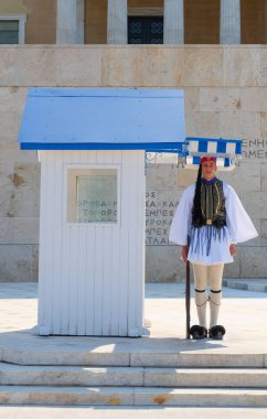 Yunanistan 'ın başkenti Atina' daki Syntagma Meydanı 'ndaki Meclis Binası önündeki Meçhul Asker Mezarı' nda nöbetçi değişimi