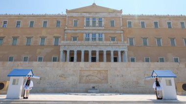 Yunanistan 'ın başkenti Atina' daki Syntagma Meydanı 'ndaki Meclis Binası önündeki Meçhul Asker Mezarı' nda nöbetçi değişimi