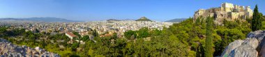 Yunanistan 'ın Atina kentindeki Areopagus Tepesi' nden Akropolis 'in panoramik bir görüntüsü