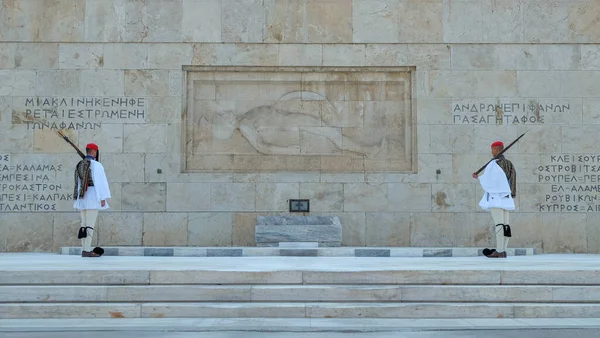 Смена Караула Гробницы Неизвестного Солдата Перед Зданием Парламента Площади Синтагма — стоковое фото