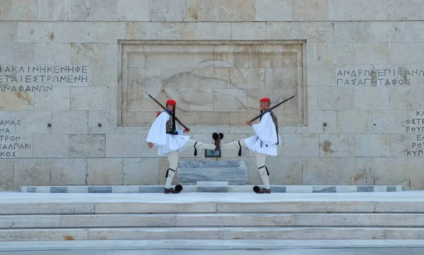 ギリシャアテネのシンタグマ広場にある国会議事堂前の無名戦士の墓における警備員の変更 — ストック写真