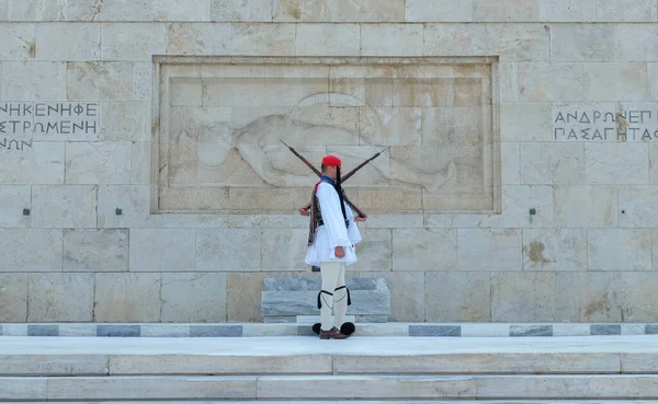 ギリシャアテネのシンタグマ広場にある国会議事堂前の無名戦士の墓における警備員の変更 — ストック写真