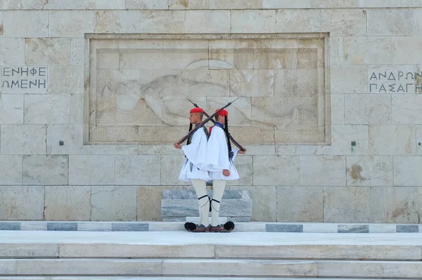 ギリシャアテネのシンタグマ広場にある国会議事堂前の無名戦士の墓における警備員の変更 — ストック写真