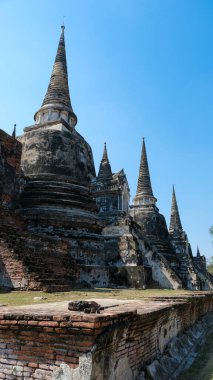 Tayland 'ın eski başkenti ve bir Dünya Mirası sahası olan Ayutthaya' nın en ünlü tapınağı Wat Phra Sri Santhe 'deki ikonik pagodalar.