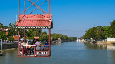 Ayutthaya, Tayland 'daki Bang Pa-In Sarayı yakınlarındaki Budist tapınağı Wat Niwet Thammaprawat' a giden bir teleferik.