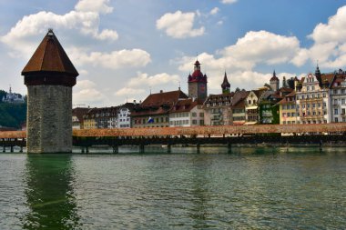 Luzern şehri ya da Chapel Köprüsü olan Lucerne, İsviçre 'nin simgesi.
