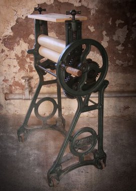 eski bodrum koridoru