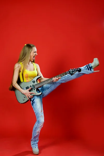 Menina bonita com uma guitarra gritando — Fotografia de Stock