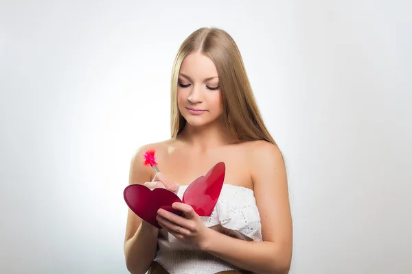 Woman holding Valentines Day heart sign — Stock Photo, Image