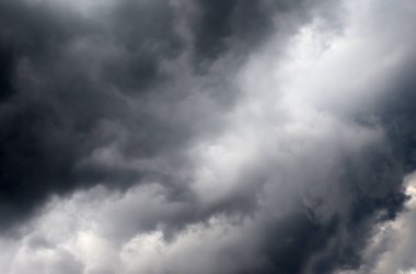 Tehlikeli hava duvar kağıdı. Dramatik kara bulutlar arka planı. Gökyüzünde fırtına bulutu. Sonbahar sezonu arkaplanı