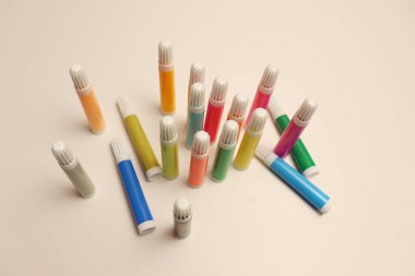 Beyazın keçeli kalemle kaplı güzel bir okul geçmişi var. Resim için işaretleyici