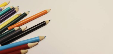 Beyaz arka planda güzel renkli kalemler. Okul afişi tasarımı